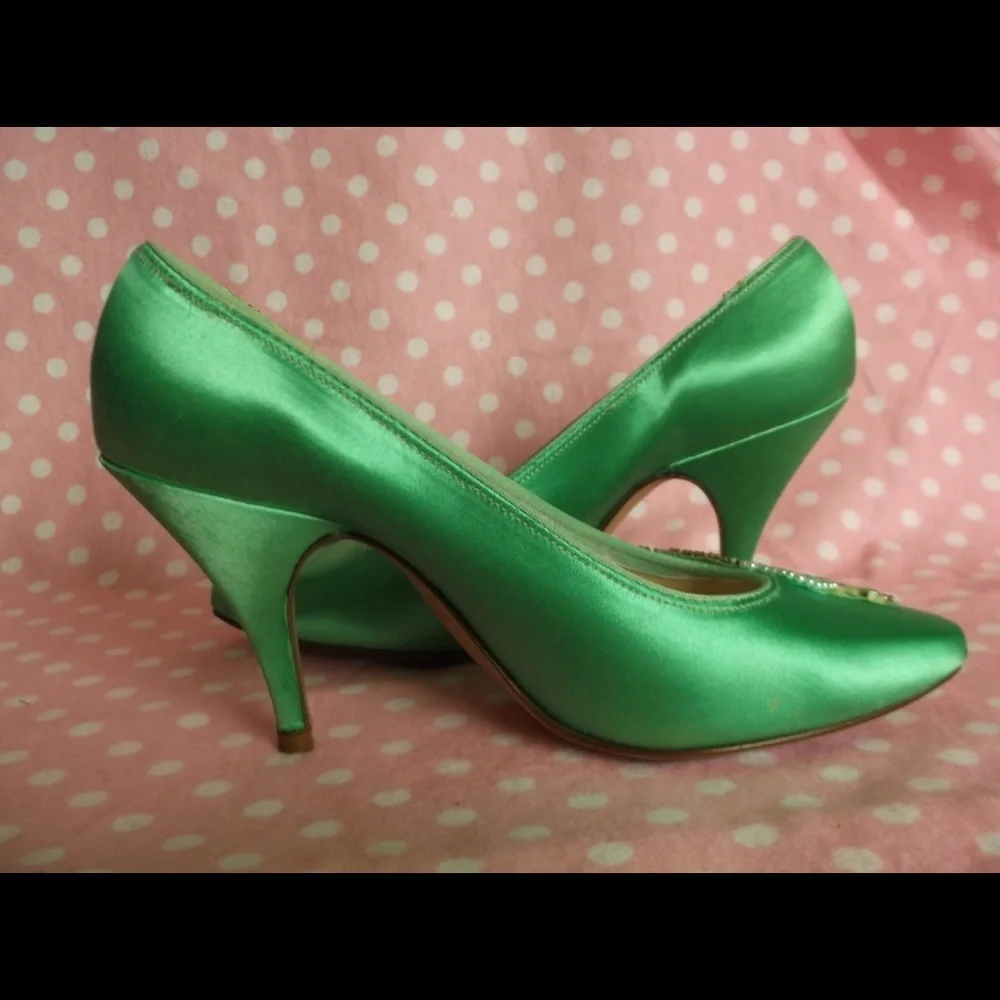 Vtg “Dyeable”green heels beaded detail 5 1/2 B
